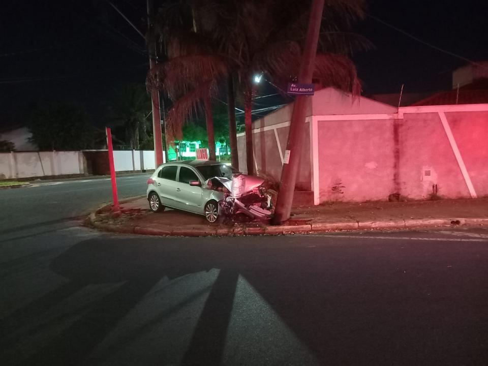 Foto 6 de 11 — Motorista bate violentamente contra poste em Araraquara